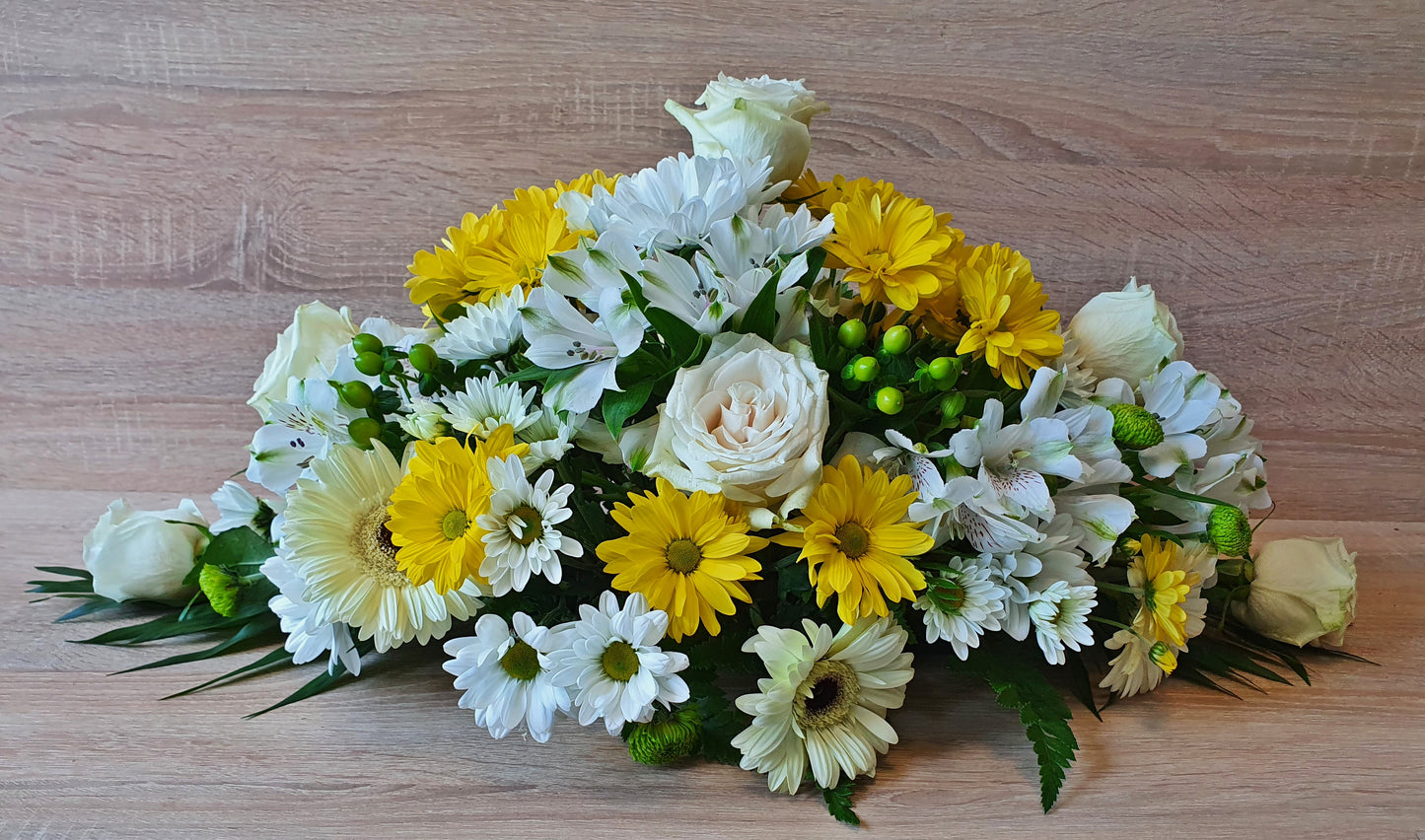 Aranjament funerar Crizanteme și Alstroemeria