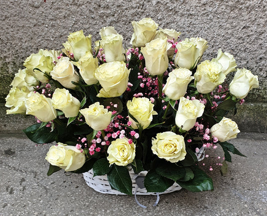 Coș din 47 Trandafiri albi