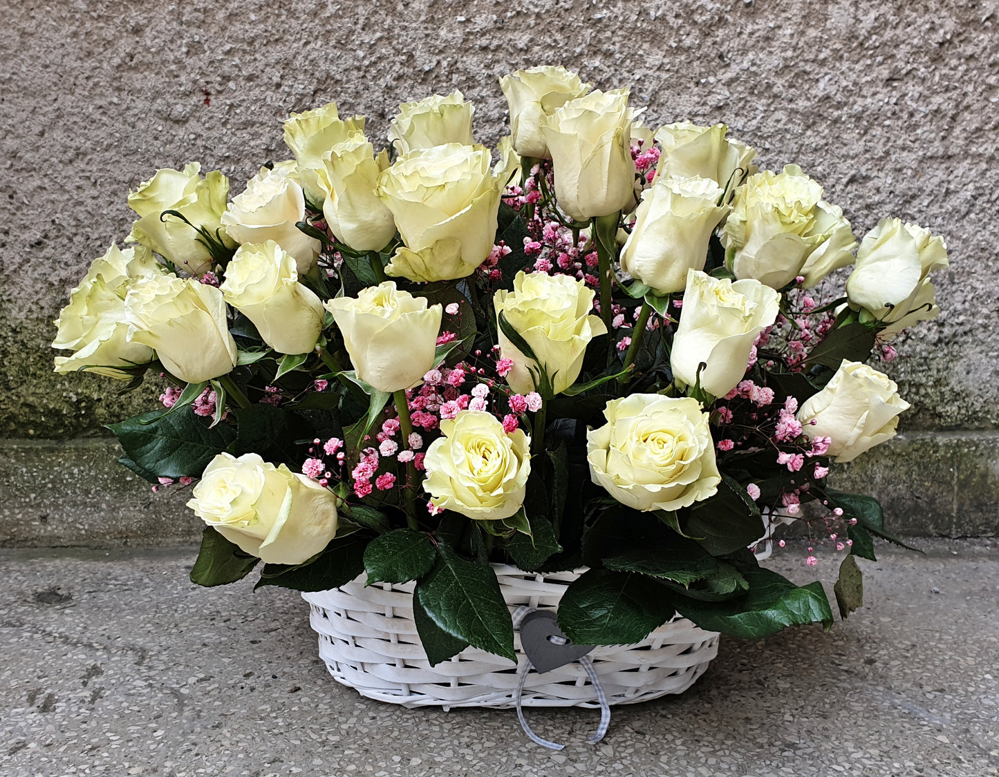 Coș din 47 Trandafiri albi